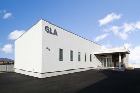 白い壁が印象的な外観です。 GLA三重会館外観