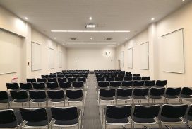 150名が同時に学べる研修ホールです。 研修ホール
